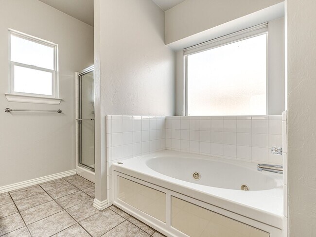 Building Photo - Well kept home in Edmond + 3 bedrooms + Office + Edmond Schools