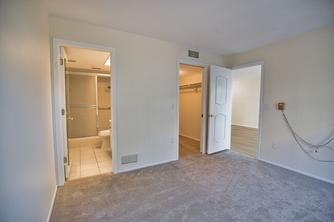 Building Photo - Annual Unfurnished 2 Bedroom 2 Bathroom Fi...