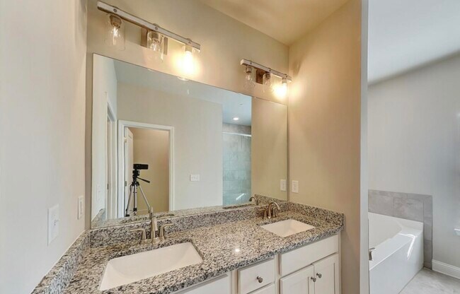 Building Photo - Townhouse Ready Now Townhouse Ready Now