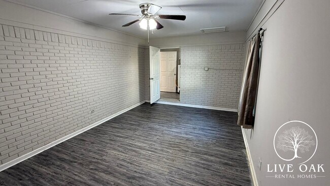 Building Photo - MOVE IN SPECIAL: $500 OFF 1ST MONTH'S RENT!**