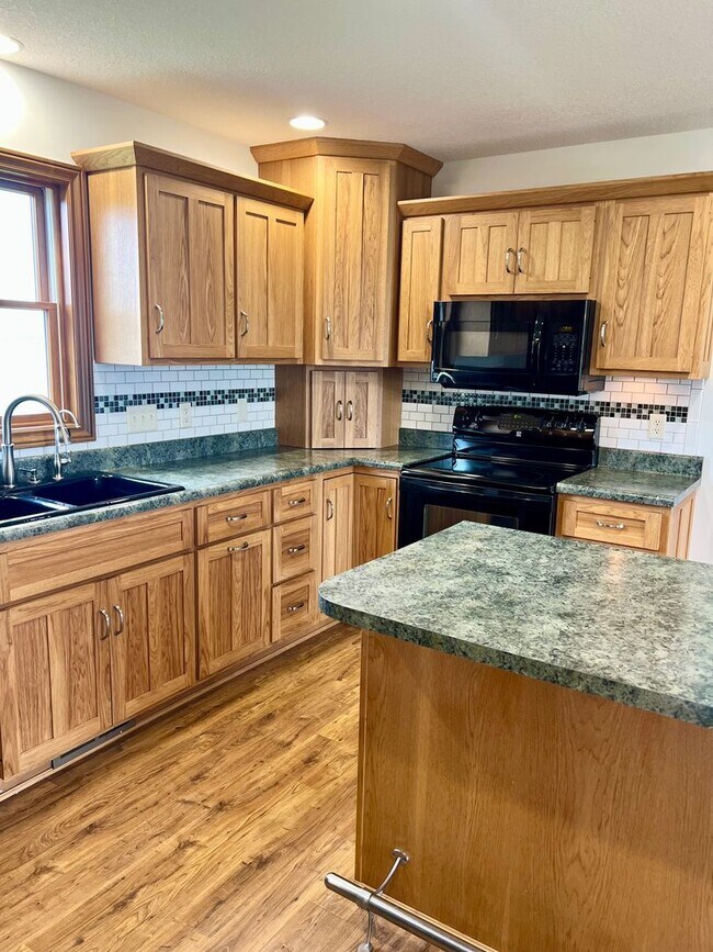 Building Photo - NEW LISTING! 3 Bedroom home