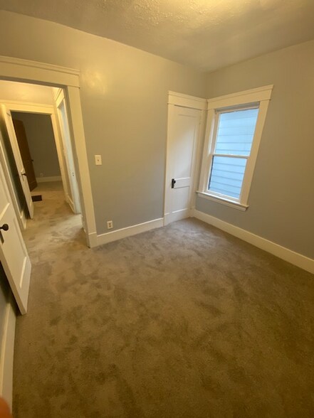 Building Photo - 1320 W 7th St