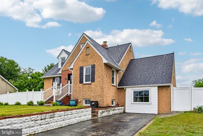 Building Photo - 105 Dinsmore Ave
