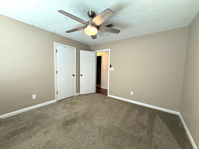 Building Photo - Renovated 3 bedroom 2 bath Ranch