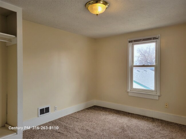 Building Photo - 143 N Clara St