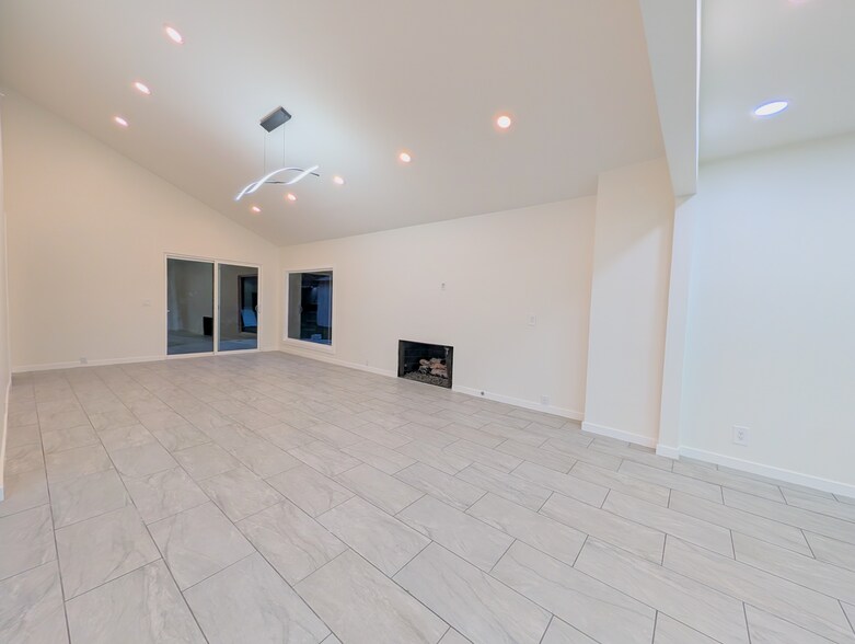 Building Photo - 18700 Collins St