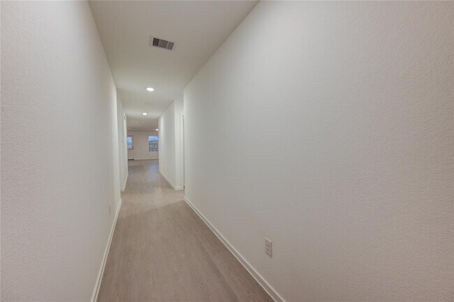 Building Photo - 1610 Birch Wood Dr