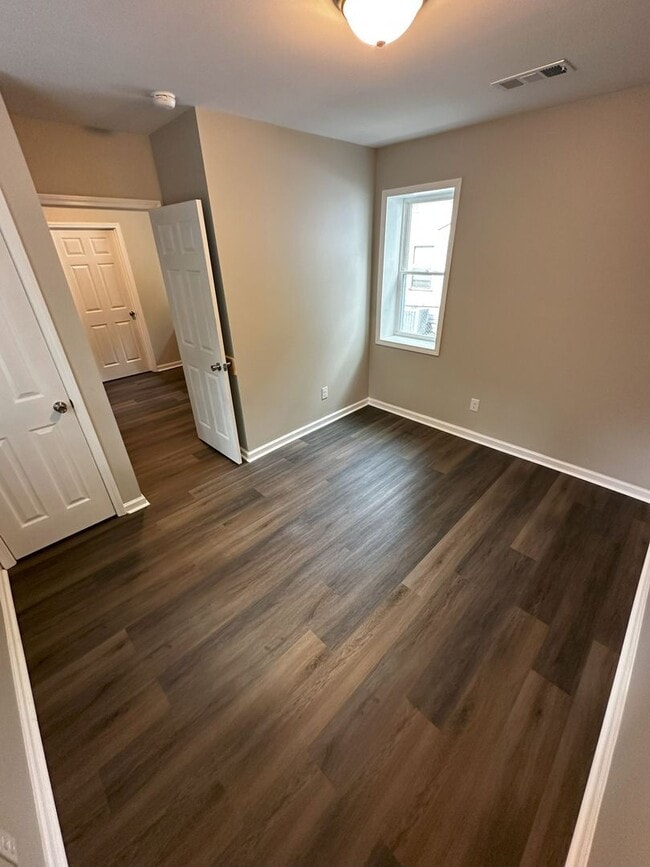 Building Photo - For Rent: Beautifully Renovated 2 Bed / 1 ...