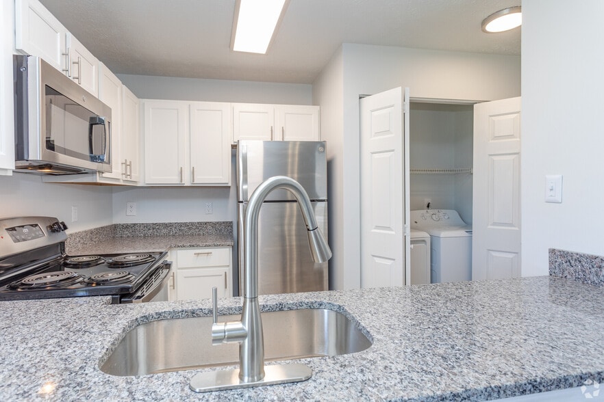 Modern Kitchen with Granite Countertops, Stainless Steel Appliances and Full-Size Washer & Dryer - Cliffdale Crossing