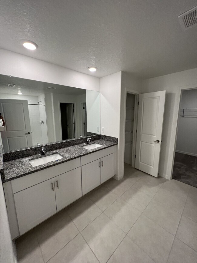 Building Photo - 12767 Weston Oaks Ln