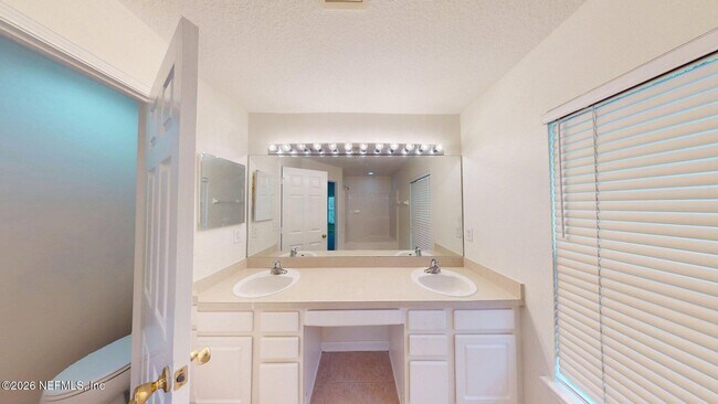 Building Photo - 8498 Climbing Ivy Trail S