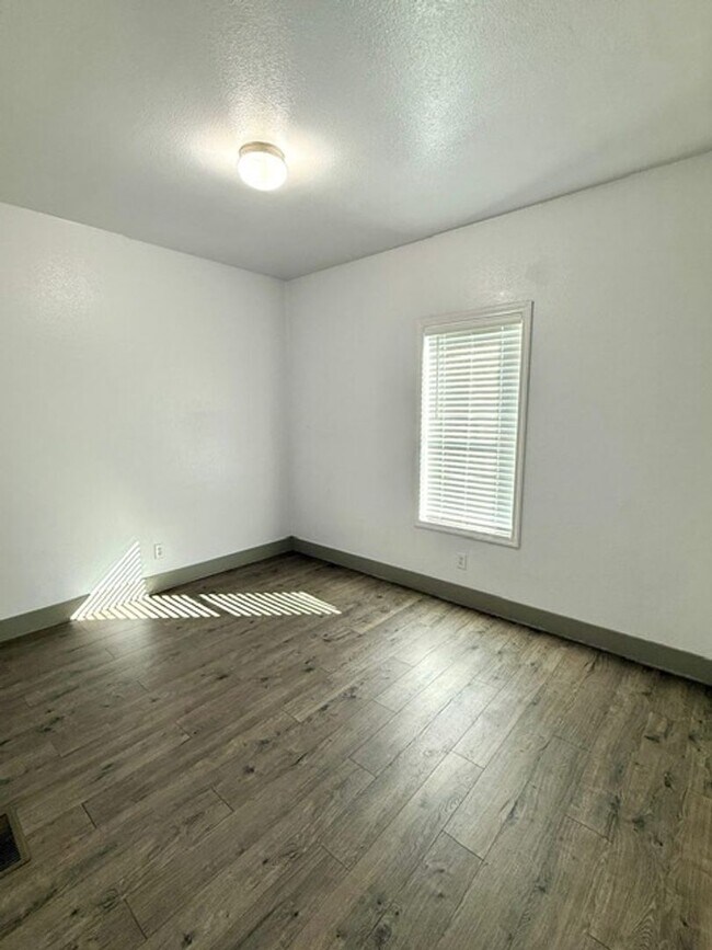 Building Photo - 3 Bedroom 2 Bath Home Available Soon!