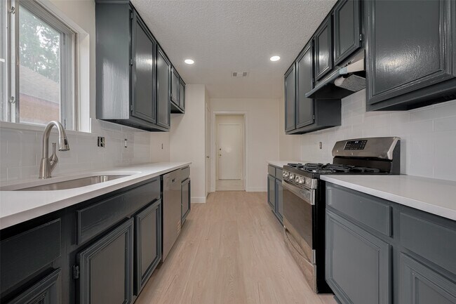 Building Photo - 15934 Barbarossa Dr