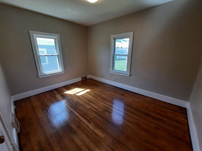 Building Photo - Pet Friendly Home with Fenced Back Yard and Hardwood Floors!