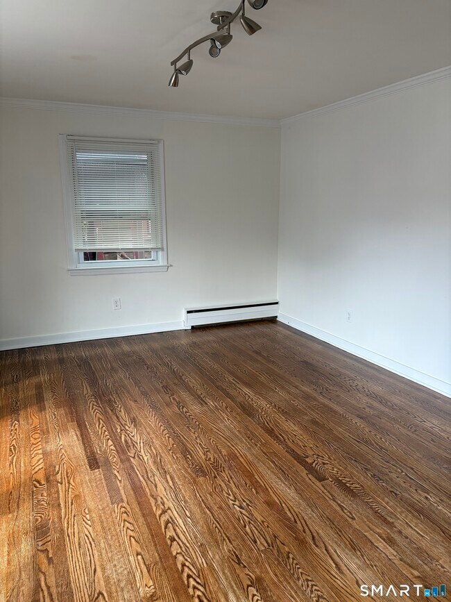 Building Photo - 28 Cross St