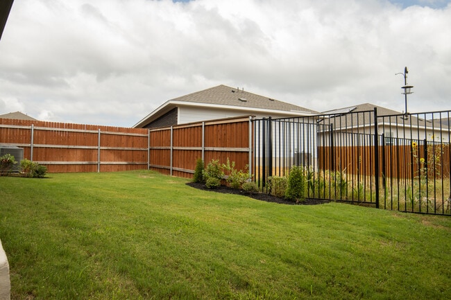 Building Photo - 416 Lone Cedar Rd