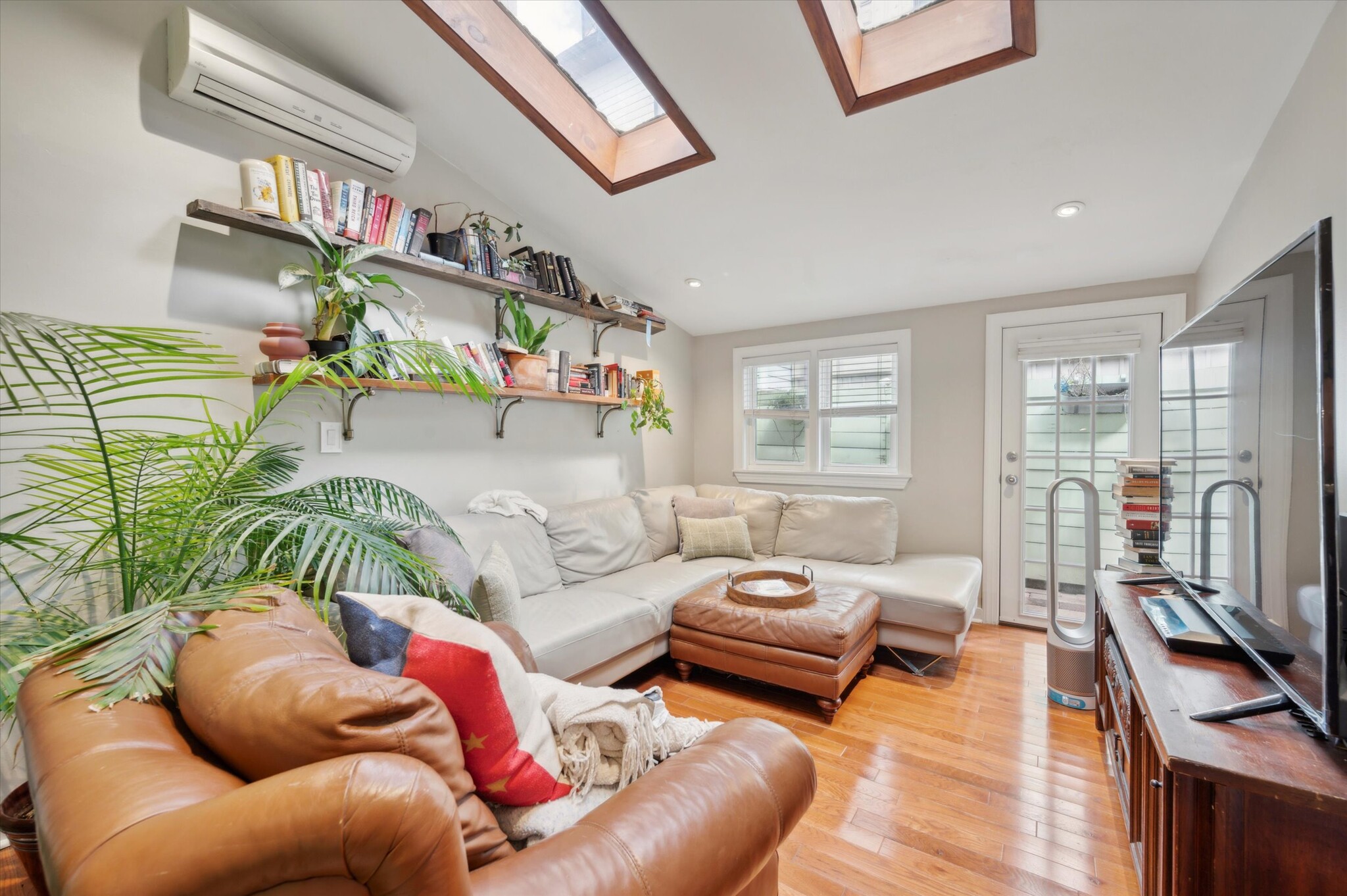 Living Room - 923 N Lawrence St