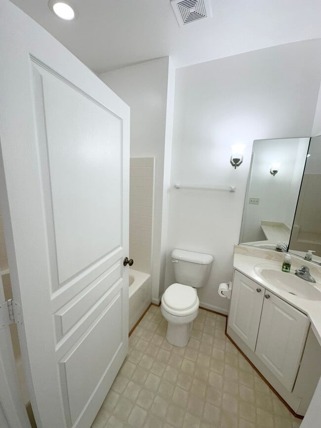 Building Photo - Bright & Beautiful 2 Bed, 2 Bath Townhouse...