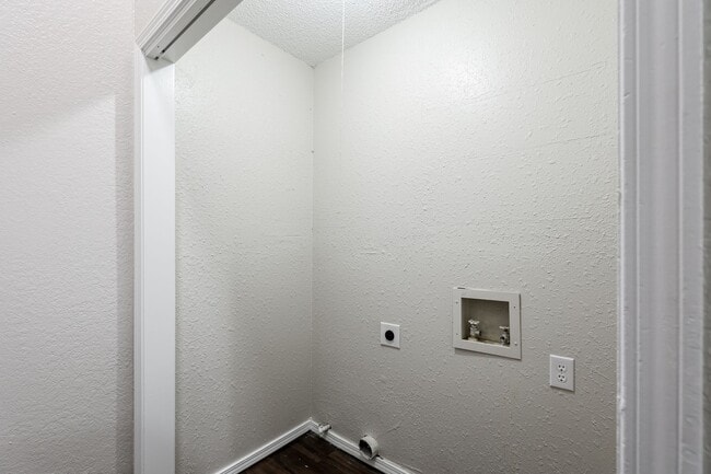 Building Photo - Home Like Living at Apartment Prices