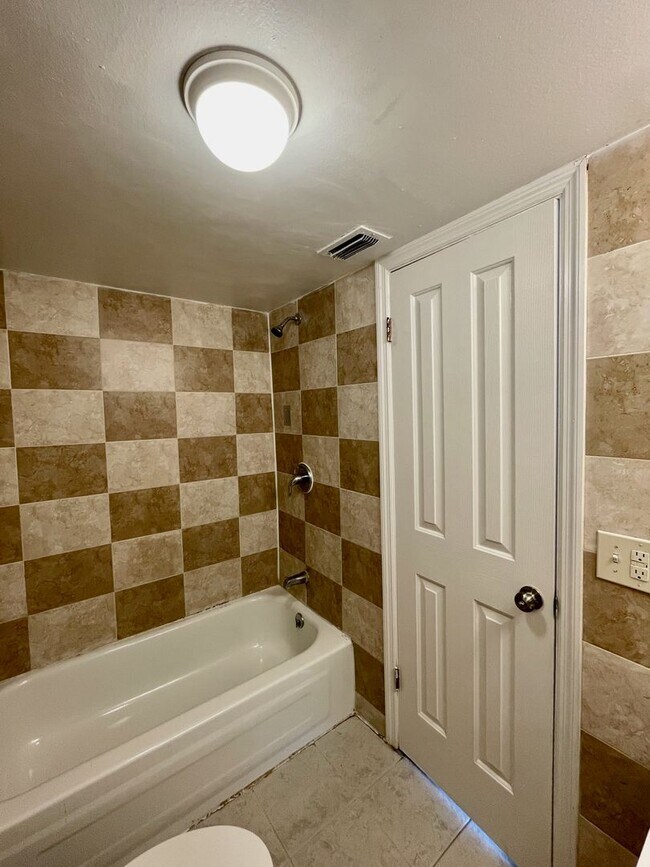 Building Photo - Charming 3-Bedroom, 2.5-Bath Townhome in Village Square Condominiums