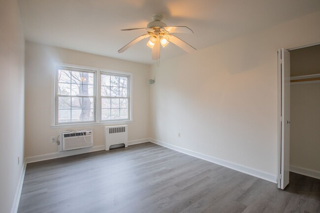 Building Photo - Charming 2 BR/1 BA Apartment in Rockville!