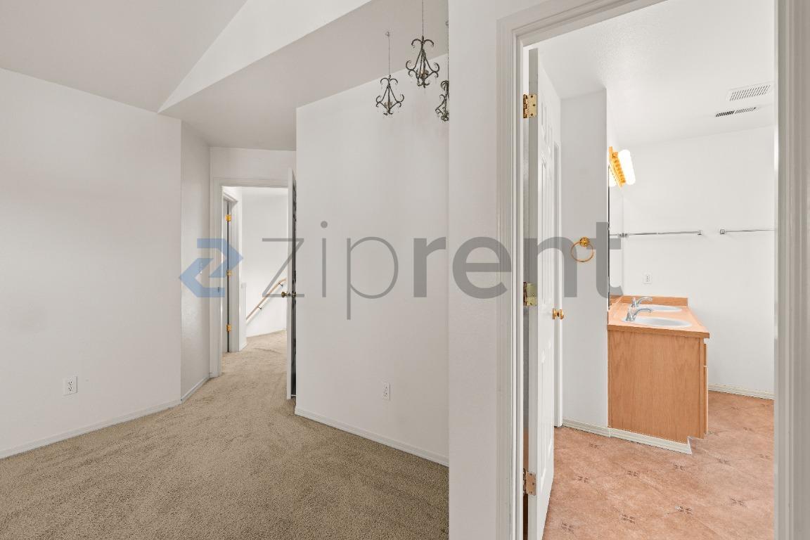 Building Photo - Unit