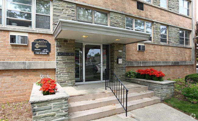 Building Photo - Capitol Crest / Cramer