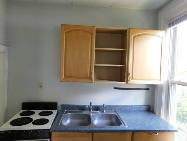 Building Photo - Upper Unit Apartment Move In Ready