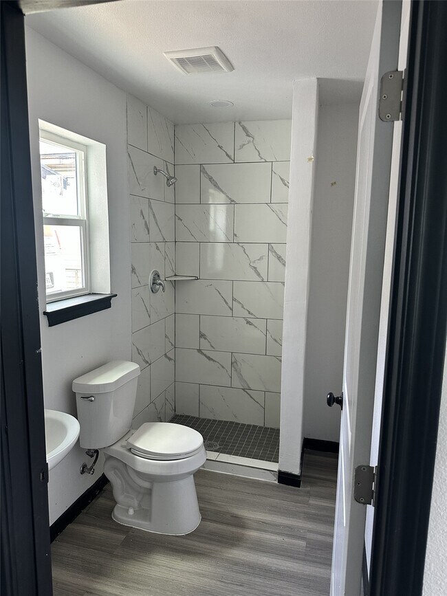 Building Photo - 6812 Avenue Q