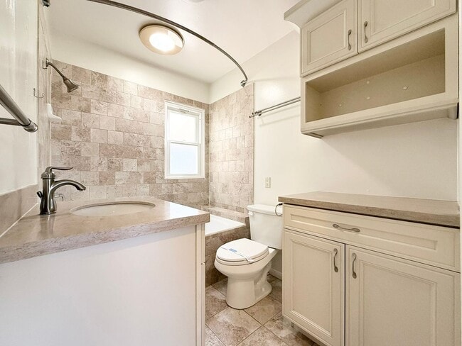 Building Photo - Country Charmer w/ Views Galore!
