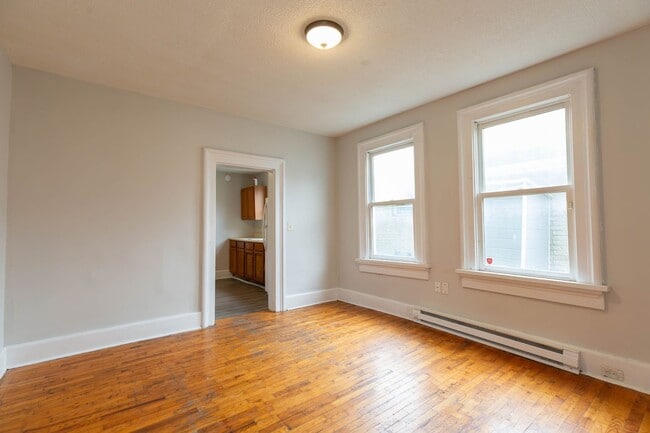 Building Photo - 323 S Raleigh St