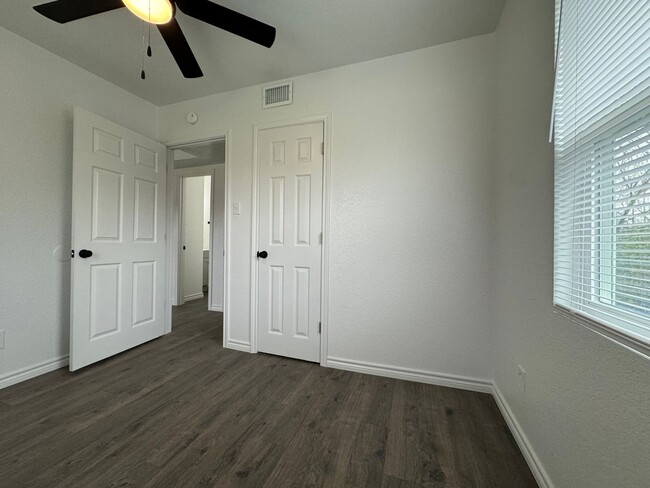 Building Photo - ONLY $850 +  FREE FEB RENT!  WATER INCLUDE...