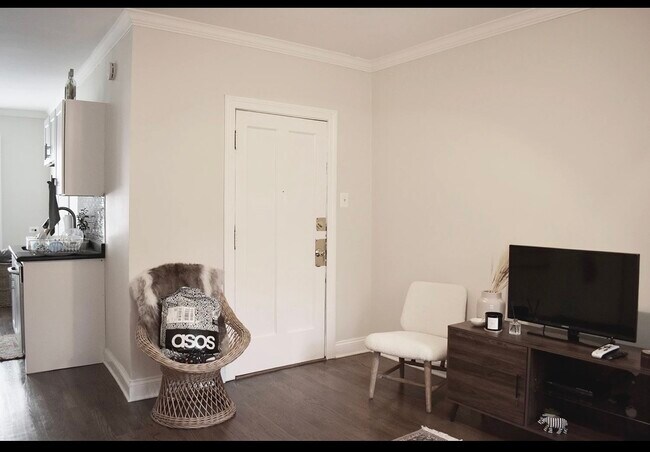 Building Photo - 3819 N Greenview Ave