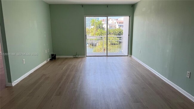 Building Photo - 400 Kings Point Dr