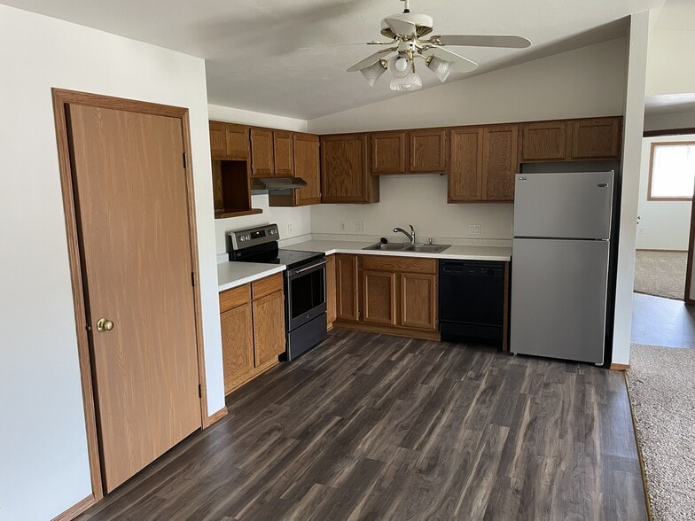Building Photo - Crown Suites