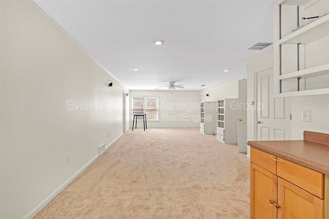 Building Photo - 7520 Crystal Lake Dr