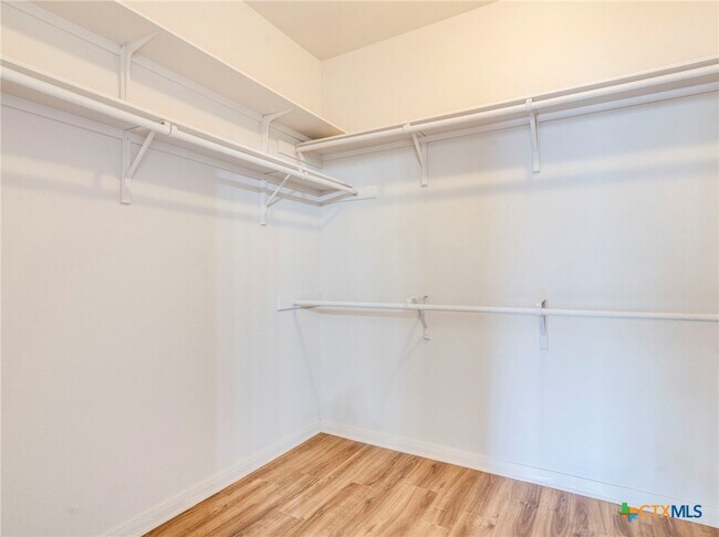 Building Photo - 209 Buckingham Dr