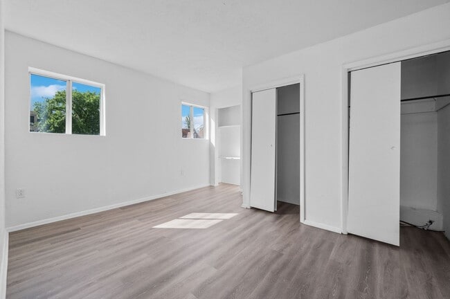 Building Photo - 5 bed 2 bath - Great Brookline location.  ...