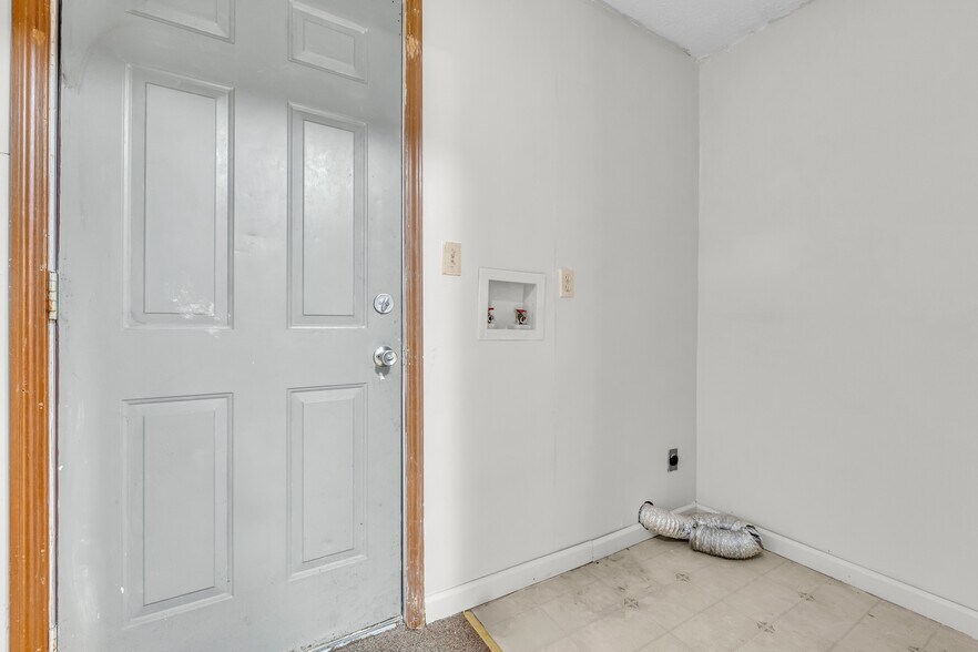 Building Photo - 523 18th St N