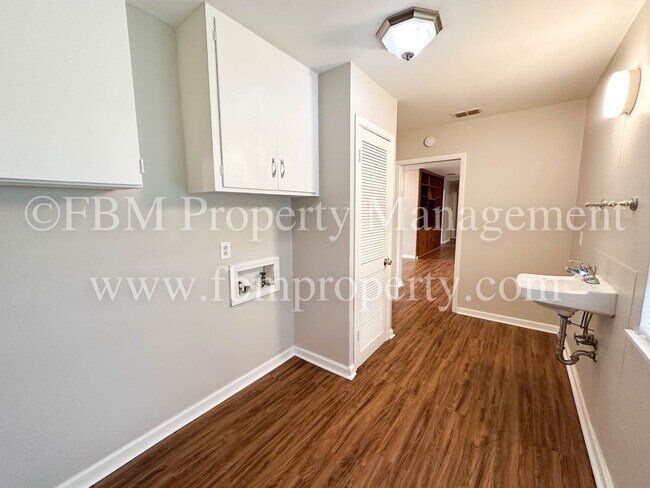 Building Photo - 1608 Hill Ln