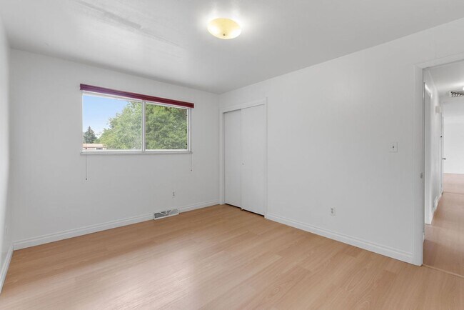 Building Photo - 5 Bedroom home with finished basement