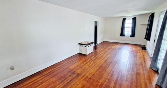 Building Photo - 3 Bed / 1 Bath Single Family Home