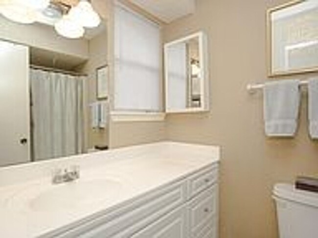 Building Photo - NO PETS ALLOWED: Wonderful 2 bedroom, 2 ba...