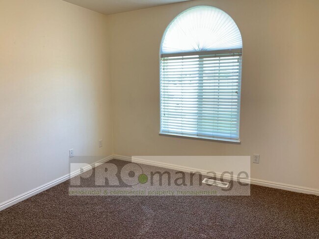 Building Photo - 3 Bed / 2 Bath Townhome w/ 2 Car Garage  -...