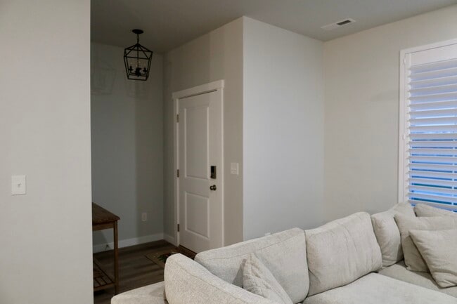 Building Photo - 8884 W Hill Rd Pkwy