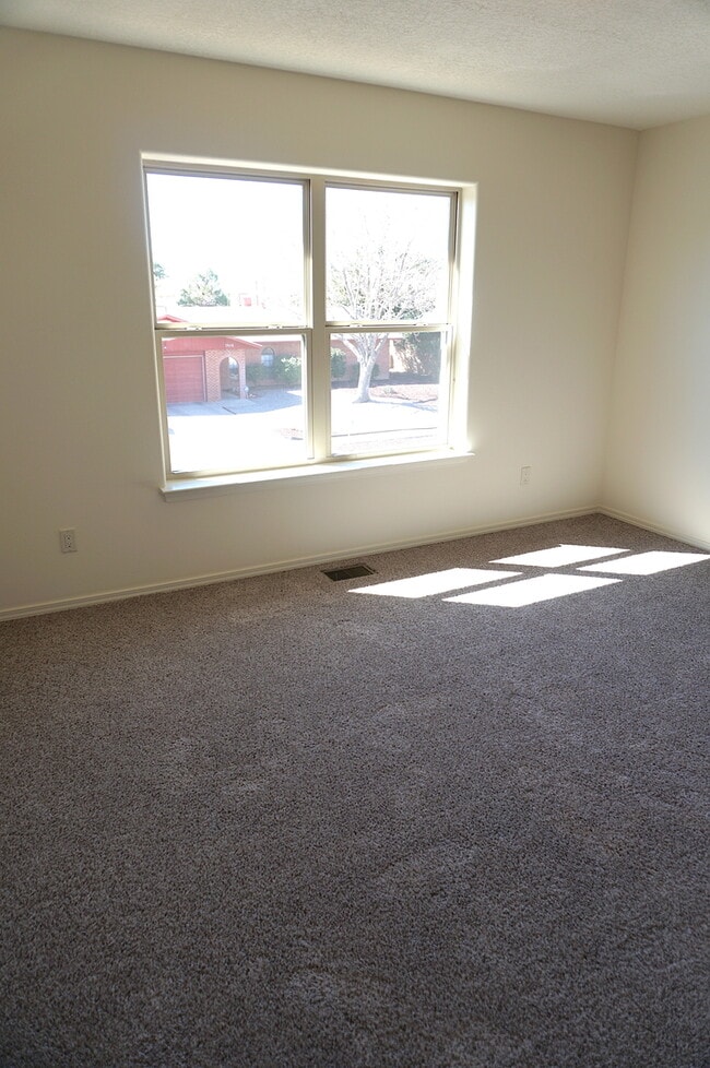 Building Photo - Amazing 3 Bedroom! Great location! Across ...
