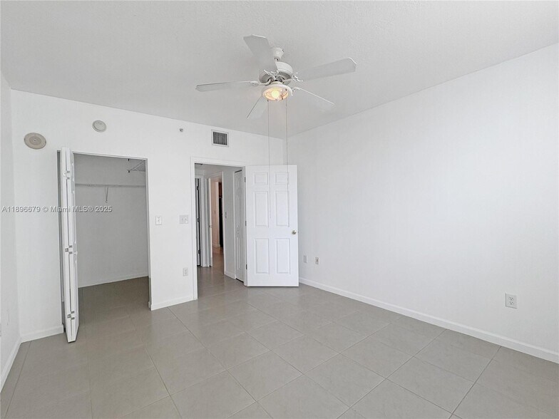 Building Photo - 2000 N Bayshore Dr