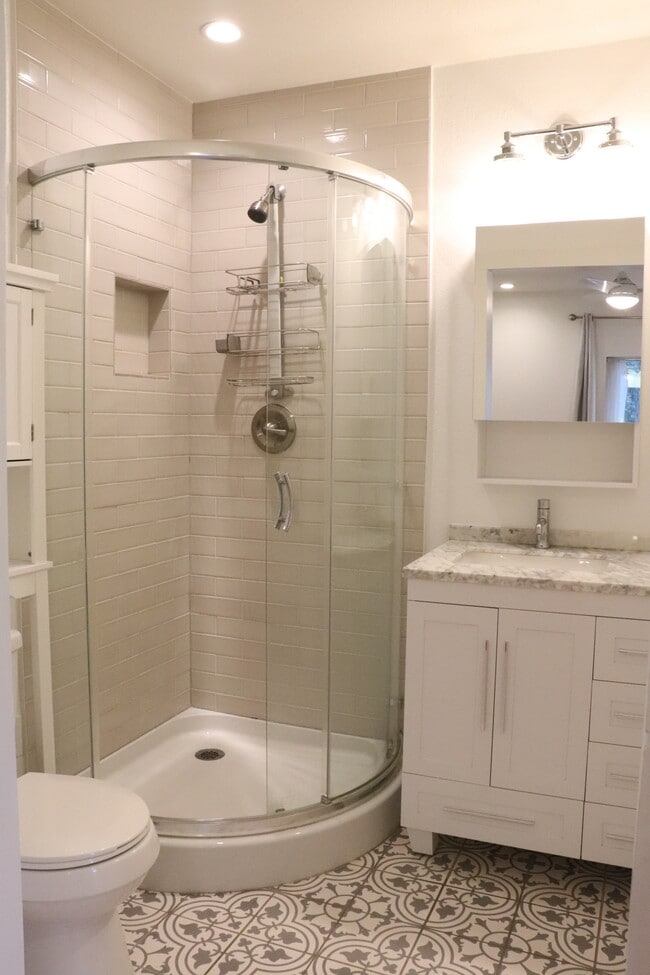 Building Photo - 713 E 45th St