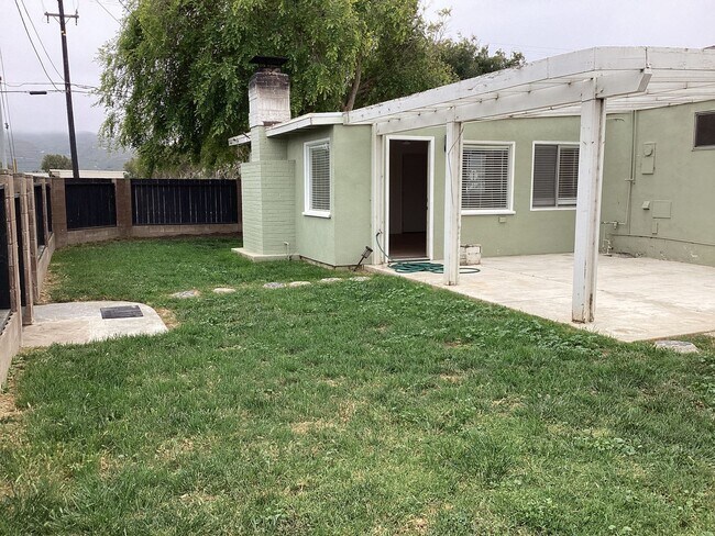 Building Photo - Single Story Updated Pet Friendly Home