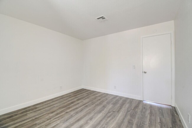 Building Photo - 6867 Tamarus St